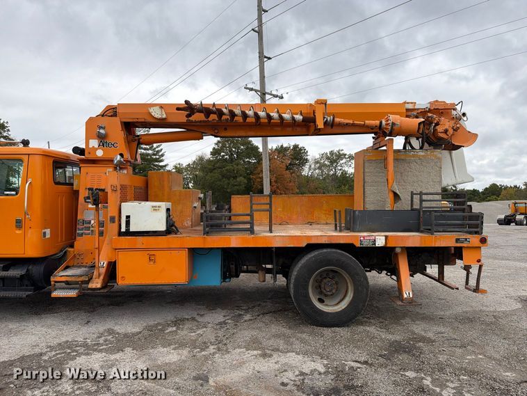 image for item FT6487 2001 International 4900 digger derrick truck