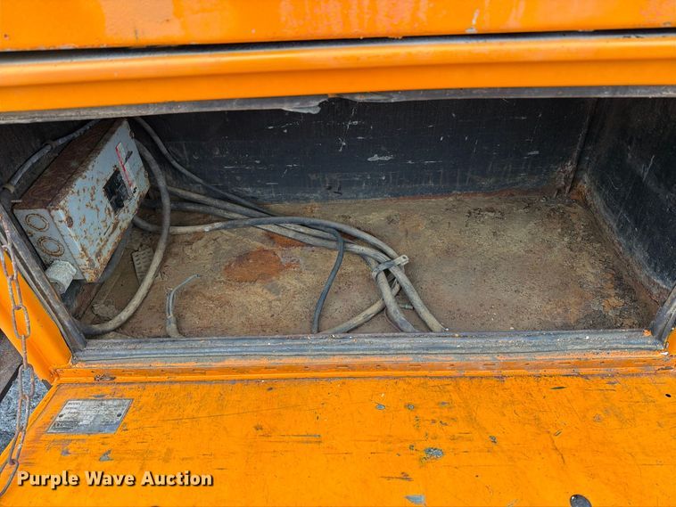 image for item FT6487 2001 International 4900 digger derrick truck