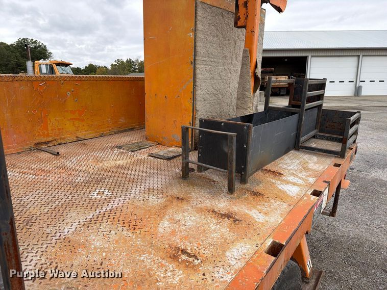 image for item FT6487 2001 International 4900 digger derrick truck