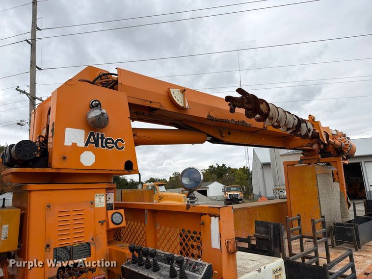 image for item FT6487 2001 International 4900 digger derrick truck