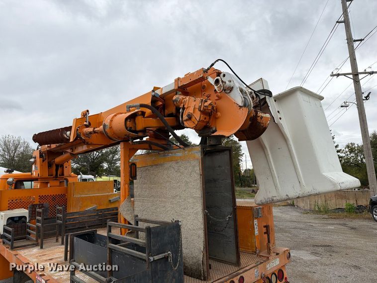 image for item FT6487 2001 International 4900 digger derrick truck