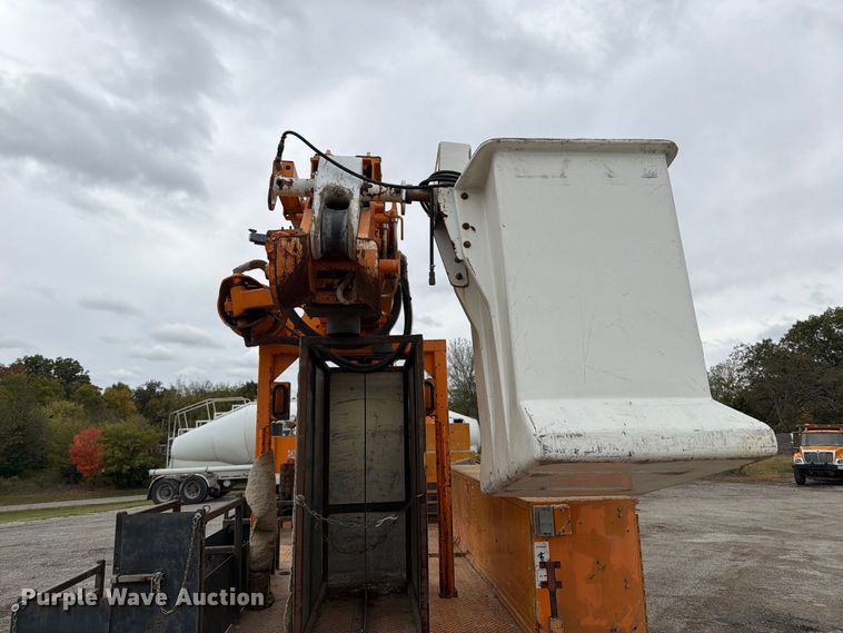 image for item FT6487 2001 International 4900 digger derrick truck