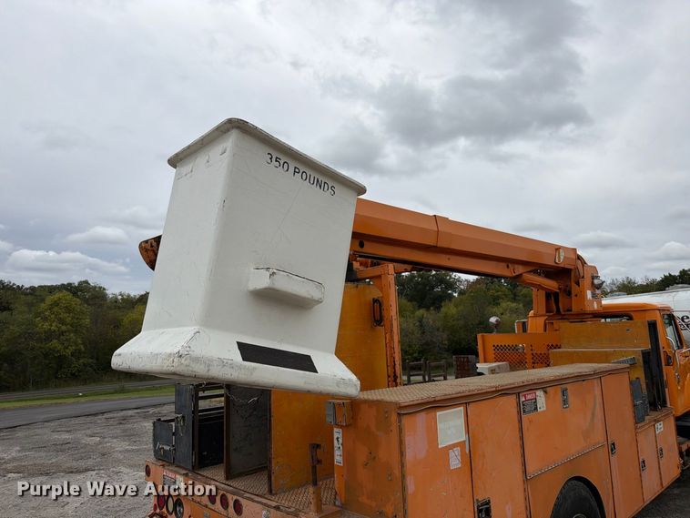 image for item FT6487 2001 International 4900 digger derrick truck