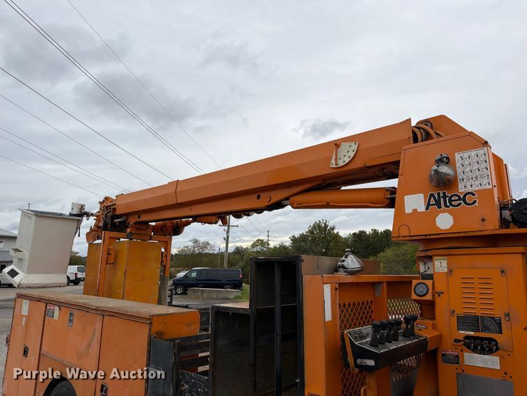 image for item FT6487 2001 International 4900 digger derrick truck
