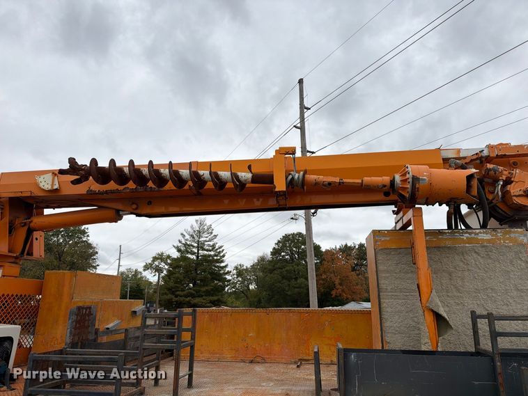 image for item FT6487 2001 International 4900 digger derrick truck