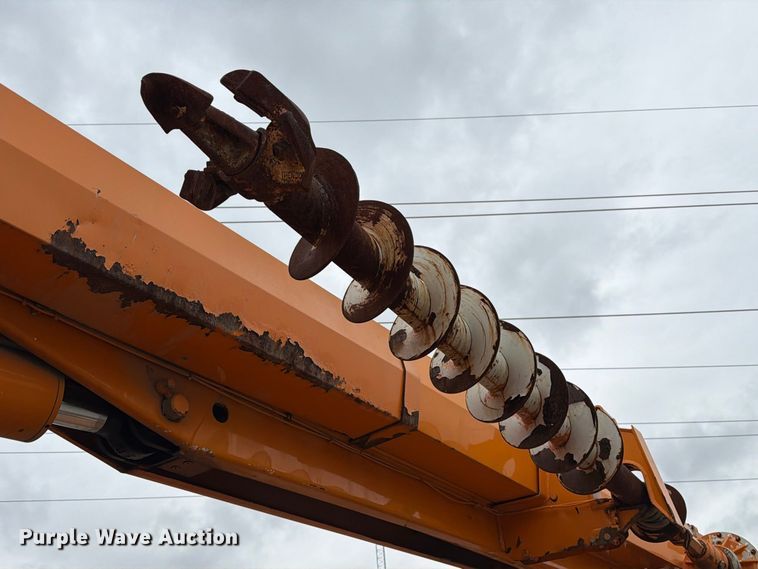 image for item FT6487 2001 International 4900 digger derrick truck