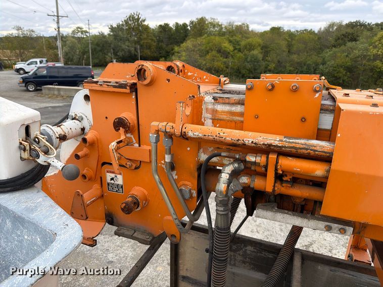 image for item FT6487 2001 International 4900 digger derrick truck