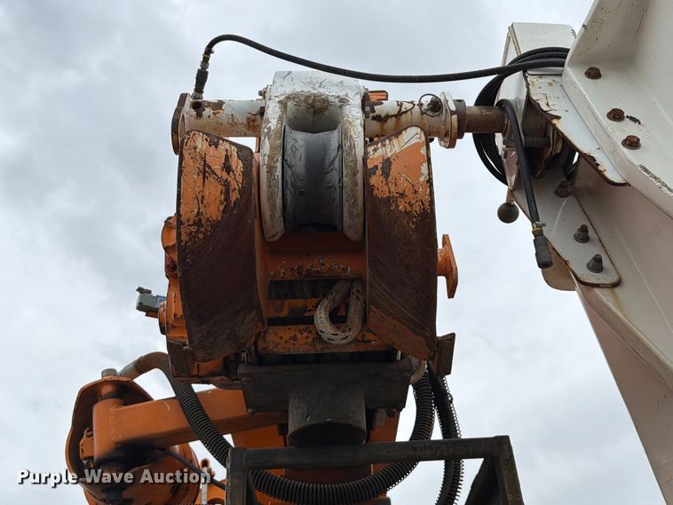 image for item FT6487 2001 International 4900 digger derrick truck