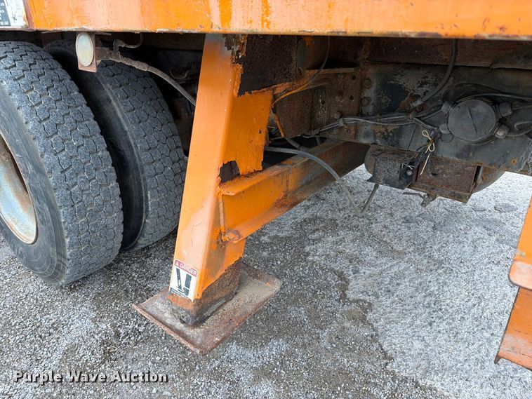 image for item FT6487 2001 International 4900 digger derrick truck