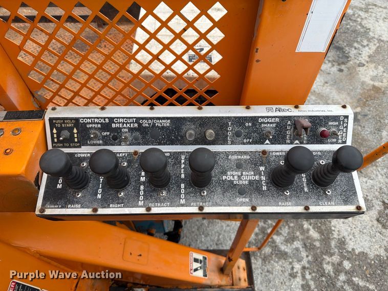 image for item FT6487 2001 International 4900 digger derrick truck