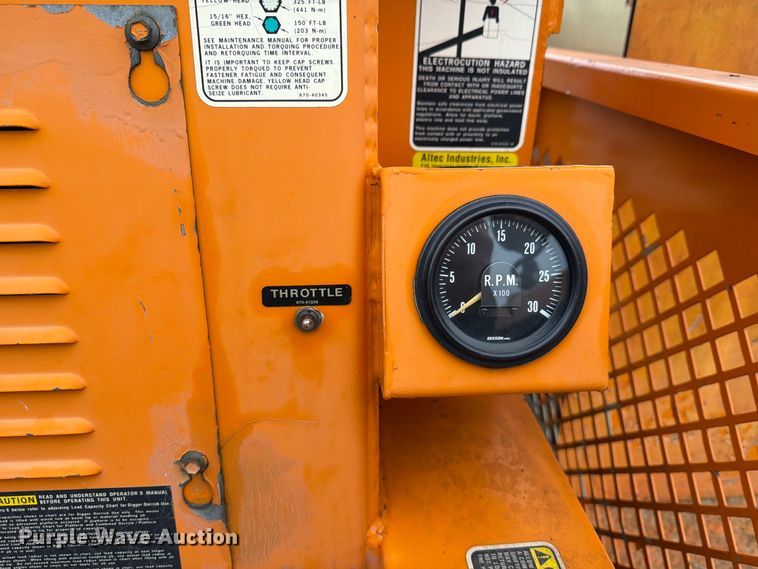 image for item FT6487 2001 International 4900 digger derrick truck
