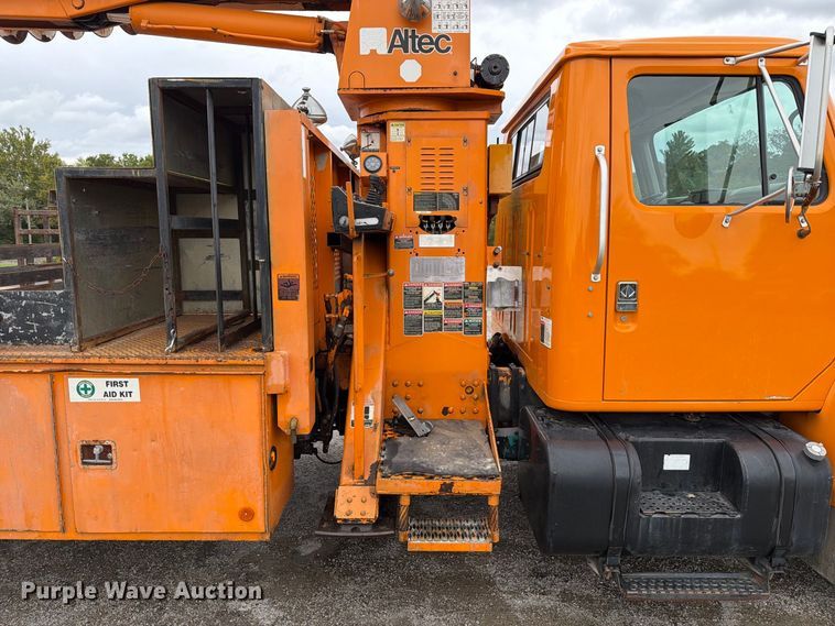 image for item FT6487 2001 International 4900 digger derrick truck