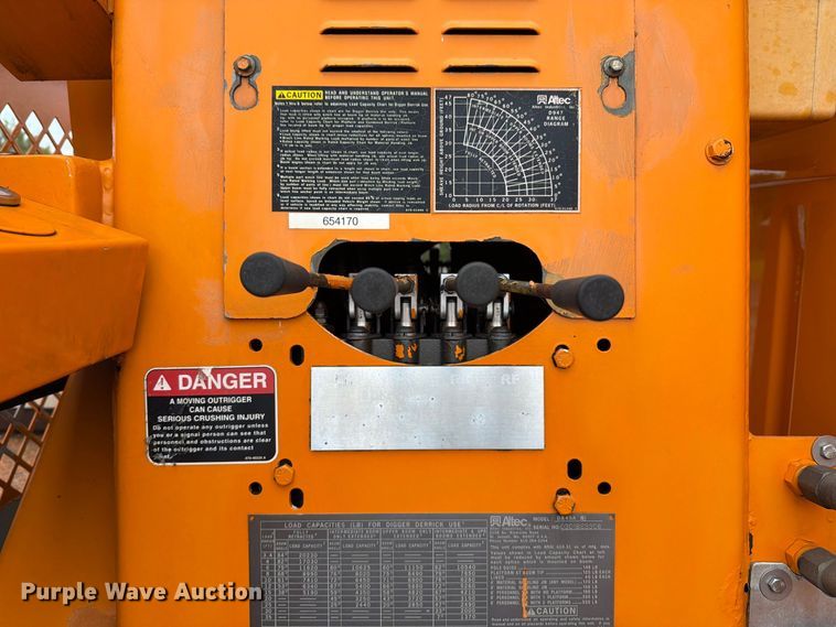 image for item FT6487 2001 International 4900 digger derrick truck