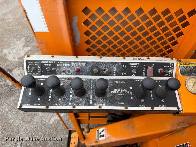 image for item FT6487 2001 International 4900 digger derrick truck