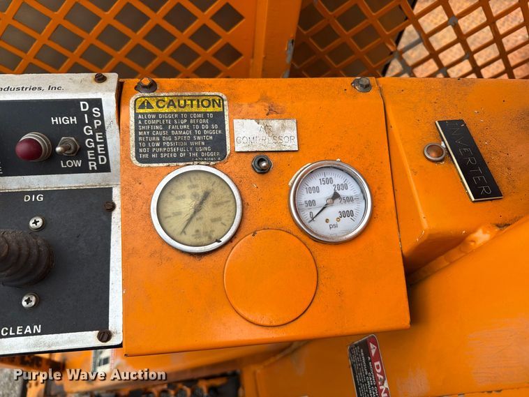 image for item FT6487 2001 International 4900 digger derrick truck