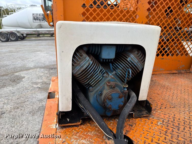 image for item FT6487 2001 International 4900 digger derrick truck