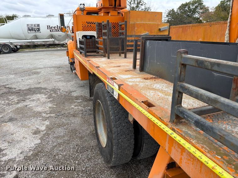 image for item FT6487 2001 International 4900 digger derrick truck