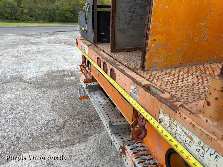 image for item FT6487 2001 International 4900 digger derrick truck