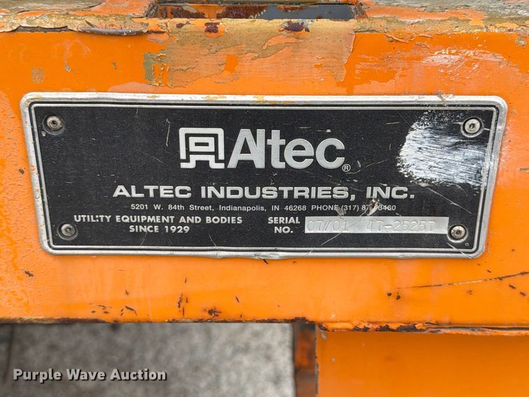 image for item FT6487 2001 International 4900 digger derrick truck