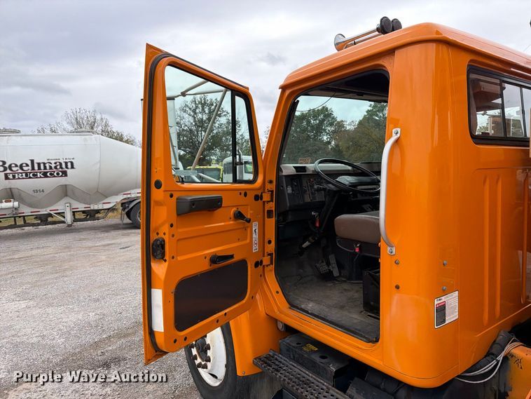 image for item FT6487 2001 International 4900 digger derrick truck
