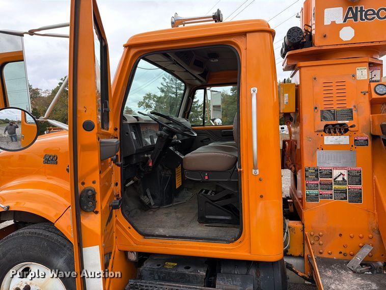 image for item FT6487 2001 International 4900 digger derrick truck