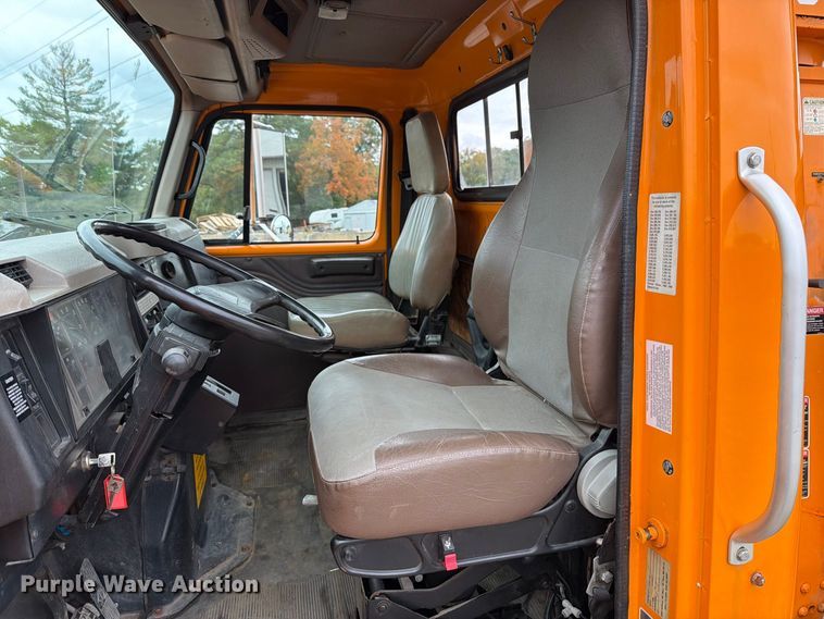 image for item FT6487 2001 International 4900 digger derrick truck