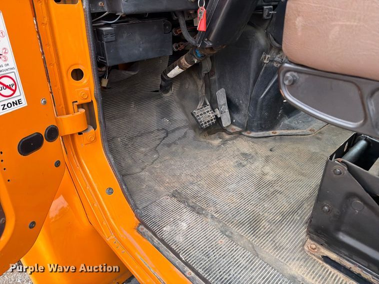 image for item FT6487 2001 International 4900 digger derrick truck