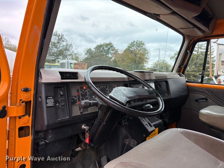 image for item FT6487 2001 International 4900 digger derrick truck