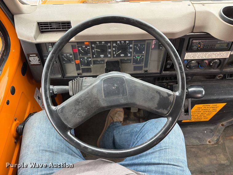 image for item FT6487 2001 International 4900 digger derrick truck