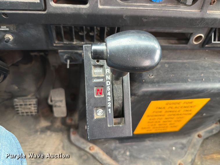 image for item FT6487 2001 International 4900 digger derrick truck