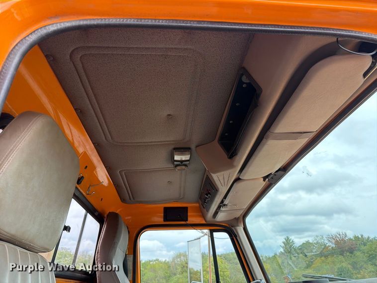 image for item FT6487 2001 International 4900 digger derrick truck