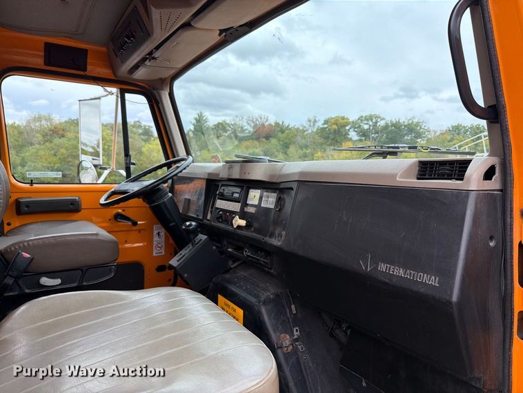 image for item FT6487 2001 International 4900 digger derrick truck