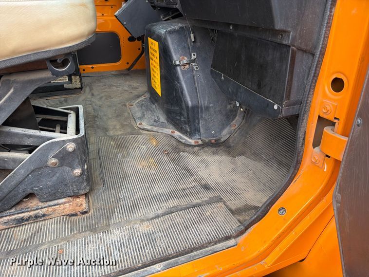 image for item FT6487 2001 International 4900 digger derrick truck