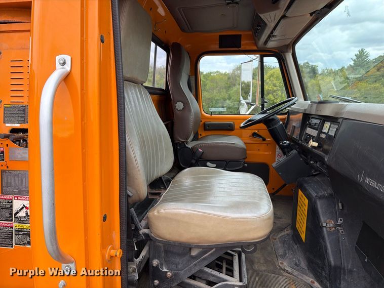 image for item FT6487 2001 International 4900 digger derrick truck