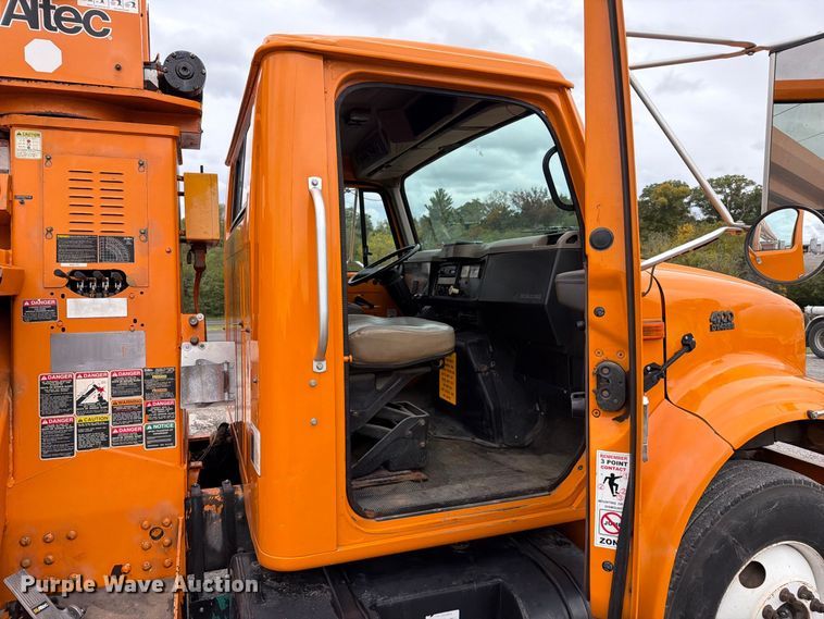 image for item FT6487 2001 International 4900 digger derrick truck