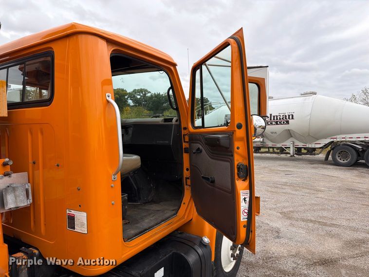 image for item FT6487 2001 International 4900 digger derrick truck