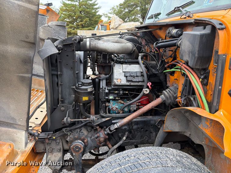 image for item FT6487 2001 International 4900 digger derrick truck