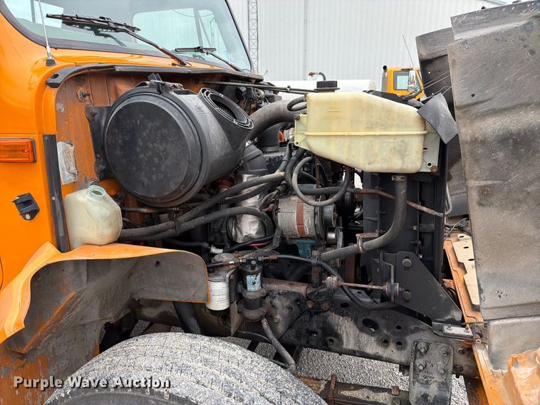 image for item FT6487 2001 International 4900 digger derrick truck