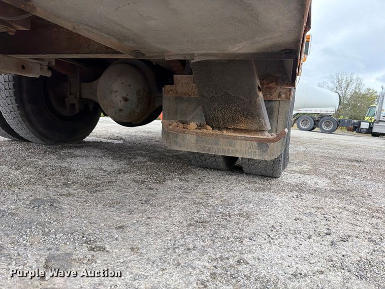 image for item FT6487 2001 International 4900 digger derrick truck