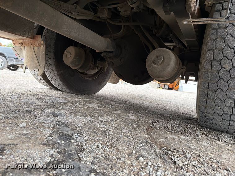 image for item FT6487 2001 International 4900 digger derrick truck