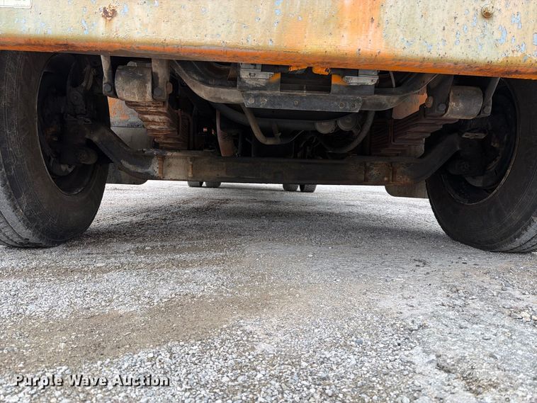 image for item FT6487 2001 International 4900 digger derrick truck