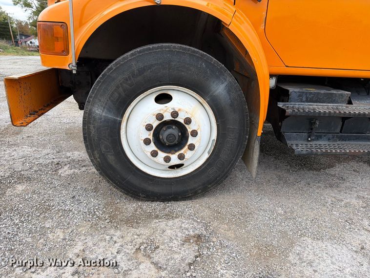 image for item FT6487 2001 International 4900 digger derrick truck