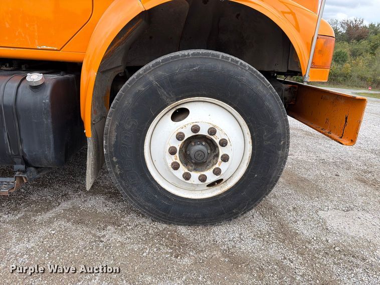 image for item FT6487 2001 International 4900 digger derrick truck
