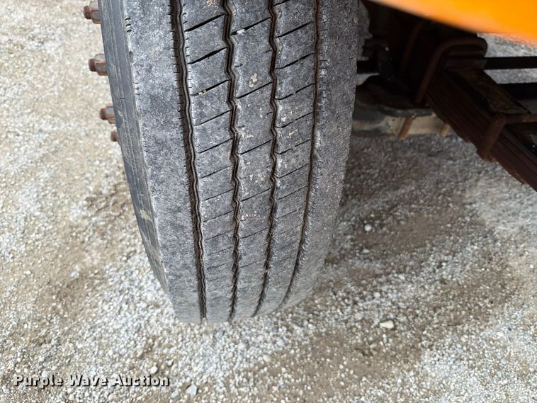 image for item FT6487 2001 International 4900 digger derrick truck