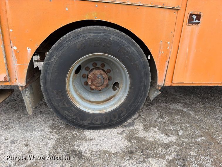 image for item FT6487 2001 International 4900 digger derrick truck