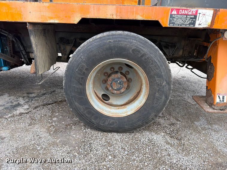 image for item FT6487 2001 International 4900 digger derrick truck