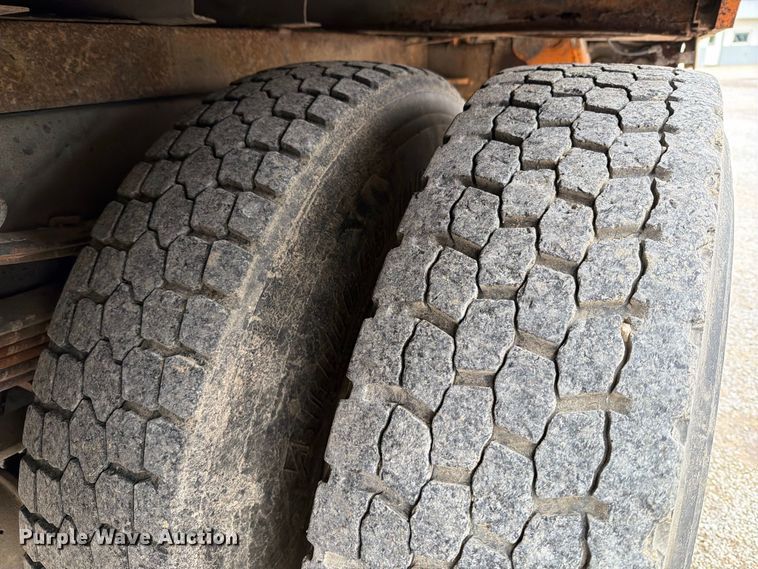 image for item FT6487 2001 International 4900 digger derrick truck
