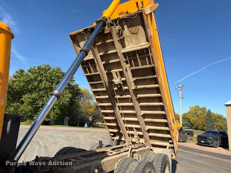 image for item FT6860 1998 International 2554 dump truck