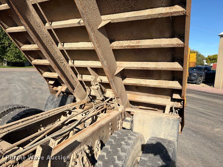 image for item FT6860 1998 International 2554 dump truck