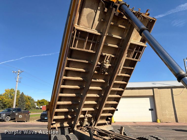 image for item FT6860 1998 International 2554 dump truck